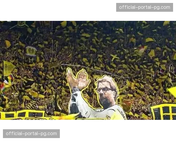 英超第29轮，安菲尔德Kop看台展示巨大TIFO，致敬即将离任的克洛普