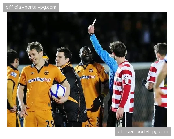 终场哨响,为保级苦战获关键三分的勒阿弗尔主帅跪地庆祝 终场哨响,为保级苦战获关键三分的勒阿弗尔主帅跪地庆祝