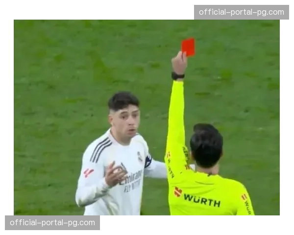 西甲裁判评议：马丁严重暴力犯规应判红牌，VAR不应介入改判